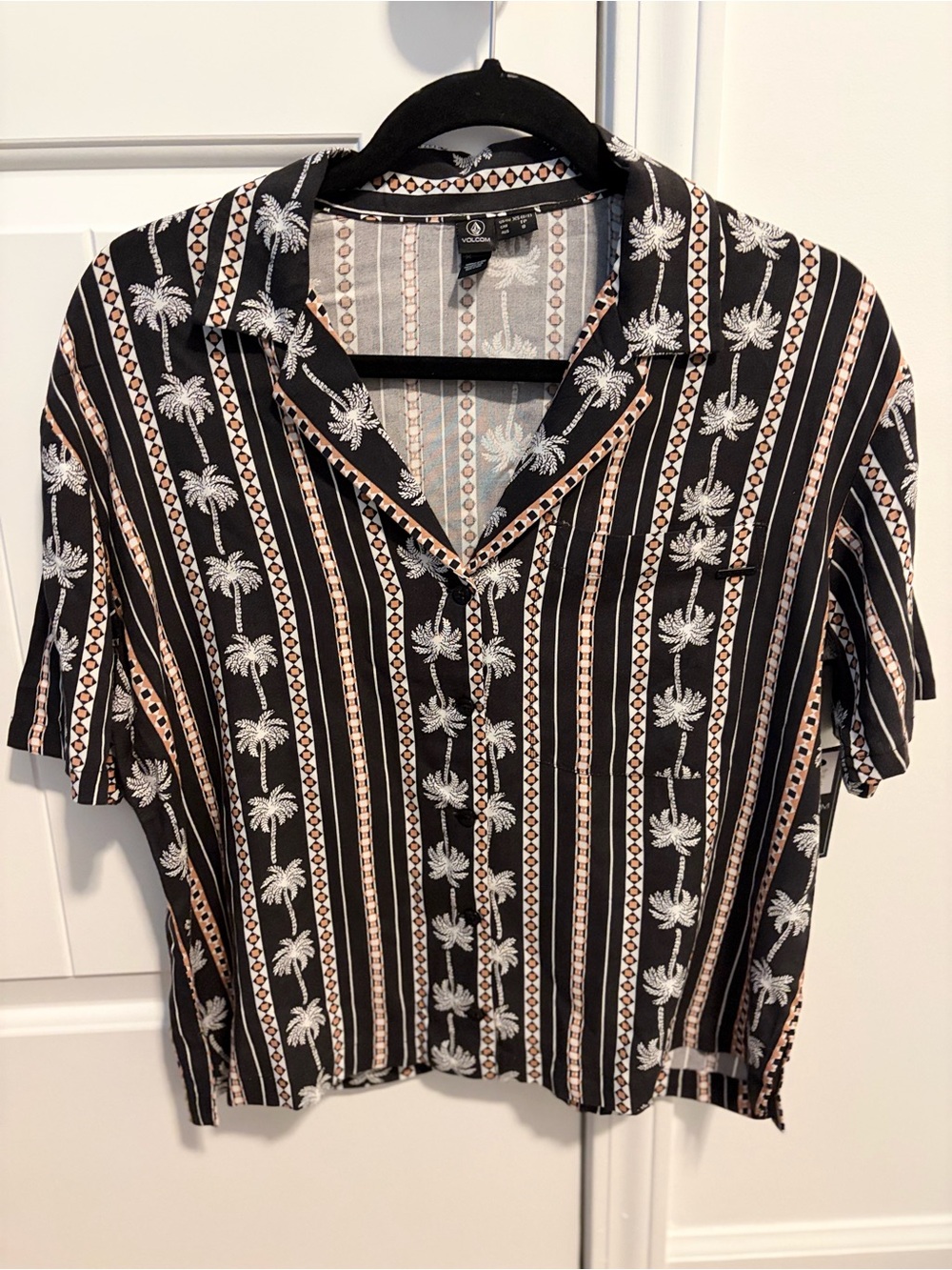 Volcom Women’s Black and White Palm-Print Short Sleeve Button Shirt - Picture 4 of 4